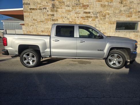 Used 2018 Chevrolet Silverado 1500 LT w/ Texas Edition image 17