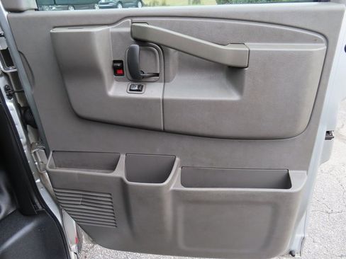 Used 2018 Chevrolet Express 2500 w/ Driver Convenience Package image 23