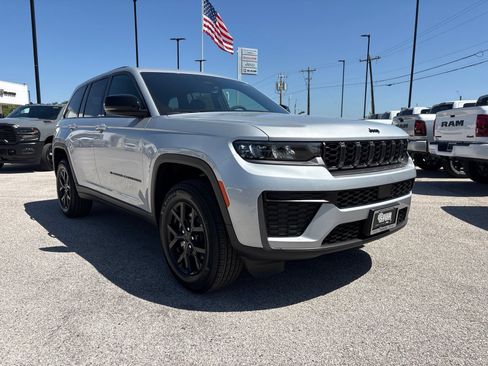 New 2026 Jeep Grand Cherokee Altitude RWD image 8