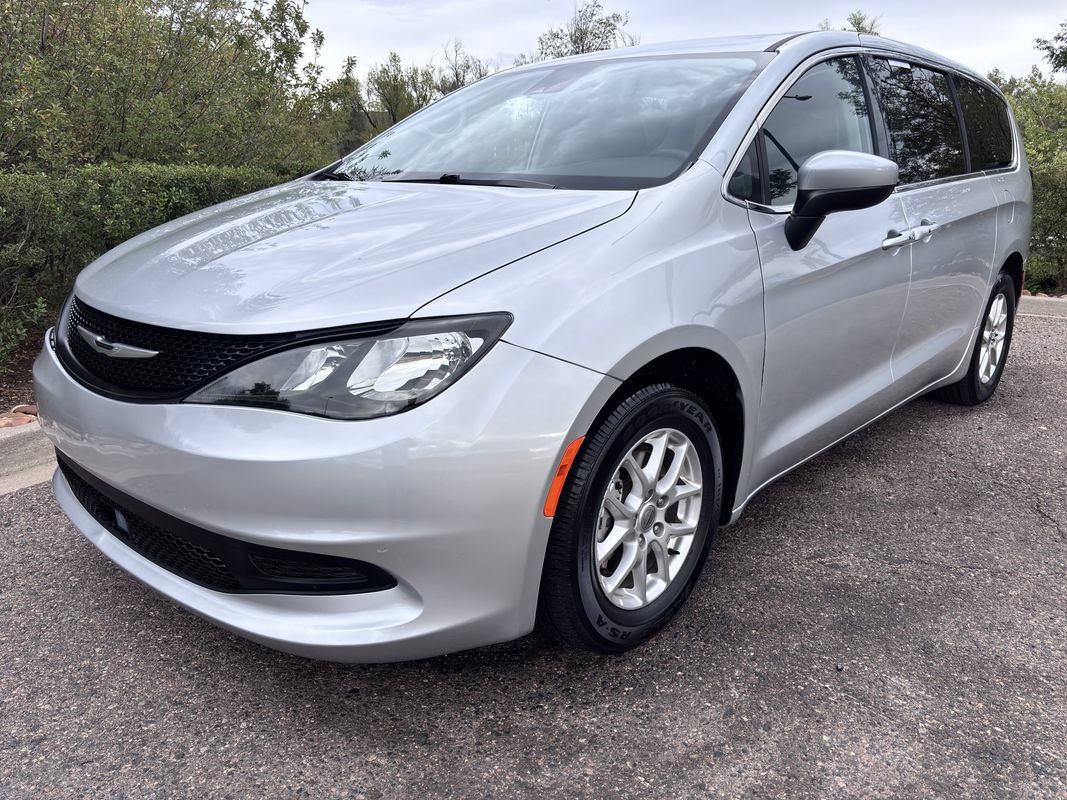 Used 2023 Chrysler Voyager LX FWD image 5