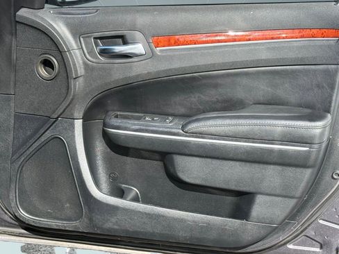 Used 2013 Chrysler 300 w/ Driver Convenience Group image 33