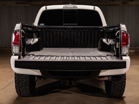 Used 2022 Toyota Tacoma TRD Sport image 9