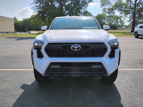 Used 2025 Toyota Tacoma TRD Off-Road AWD/4WD image 2