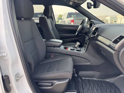 Used 2020 Jeep Grand Cherokee Laredo w/ 18" Wheel & 8.4" Radio Group AWD/4WD image 7