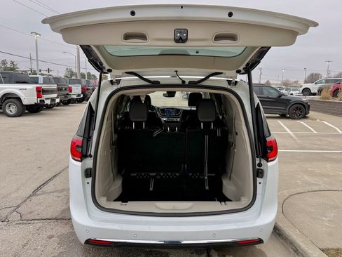 Used 2024 Chrysler Pacifica Select image 14