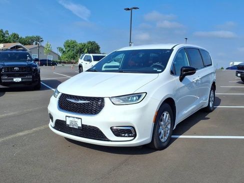 Used 2025 Chrysler Pacifica Select FWD image 31