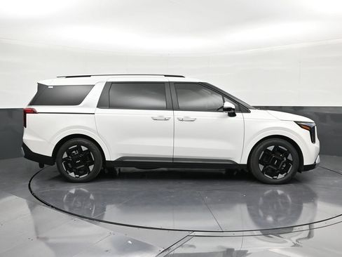 Used 2025 Kia Carnival EX FWD image 6