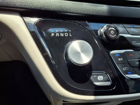 Used 2024 Chrysler Pacifica Touring-L FWD image 15