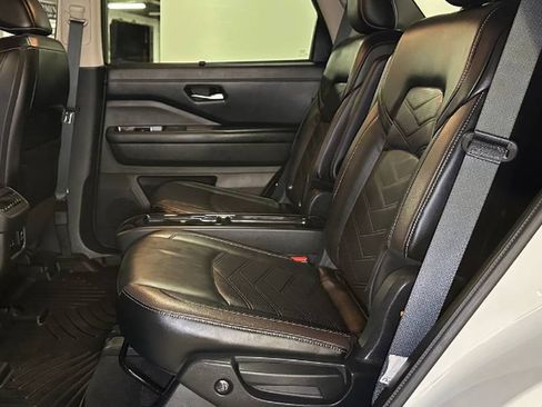Used 2024 Nissan Pathfinder Platinum FWD image 22