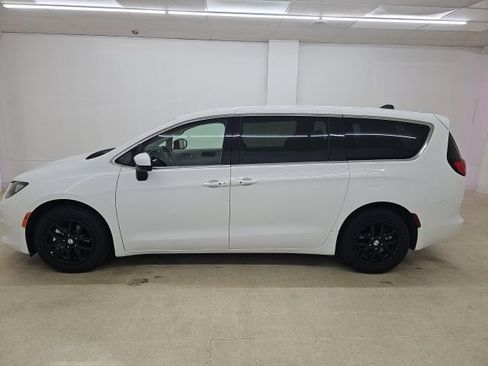 Used 2022 Chrysler Voyager LX FWD image 19