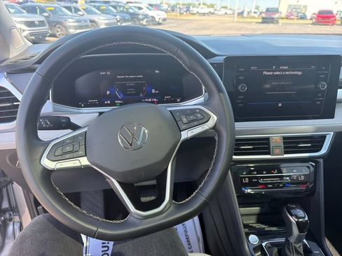 Certified 2025 Volkswagen Taos SE w/ Panoramic Sunroof Package AWD/4WD image 15