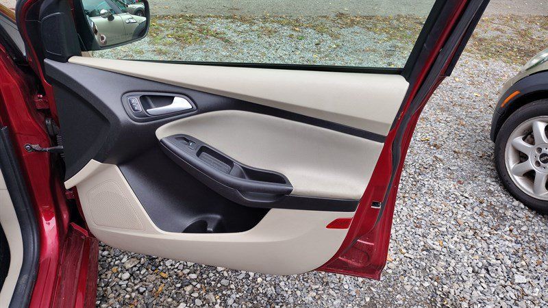Used 2015 Ford Focus SE w/ SE Sport Package FWD image 14