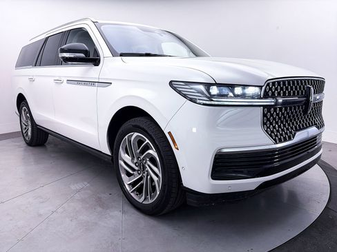 Used 2025 Lincoln Navigator L Reserve image 12