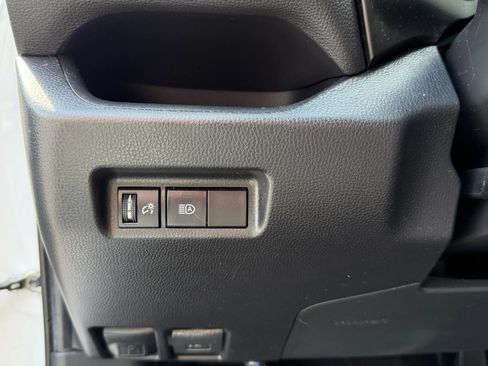 Used 2019 Toyota RAV4 LE AWD/4WD image 15