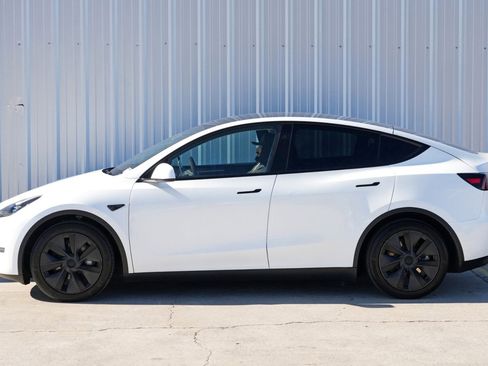 Used 2024 Tesla Model Y Long Range image 50