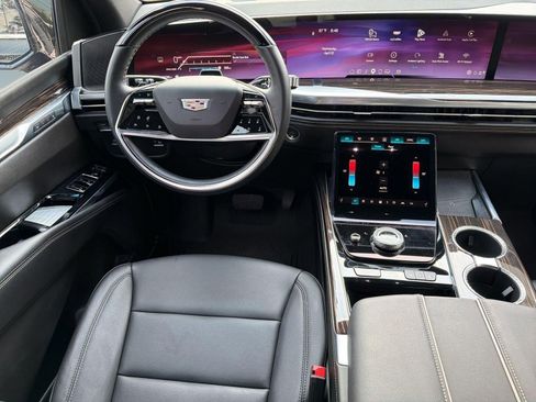 Certified 2025 Cadillac Escalade ESV Luxury RWD image 26