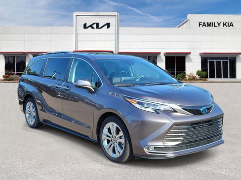 Used 2023 Toyota Sienna Platinum FWD image 1