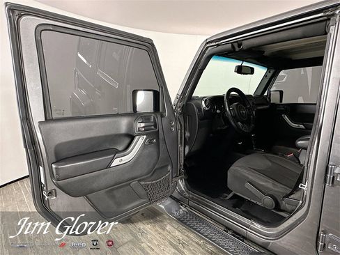 Used 2017 Jeep Wrangler Unlimited Sahara w/ Connectivity Group image 20