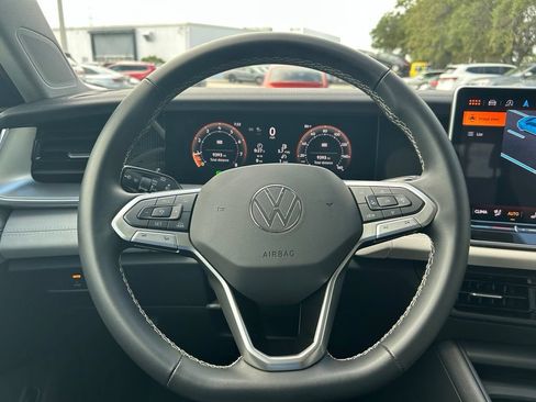Used 2025 Volkswagen Tiguan SE FWD image 20