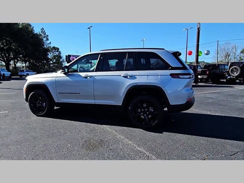 New 2025 Jeep Grand Cherokee Altitude image 27