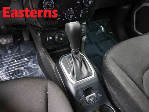 Used 2021 Jeep Renegade Latitude AWD/4WD image 12