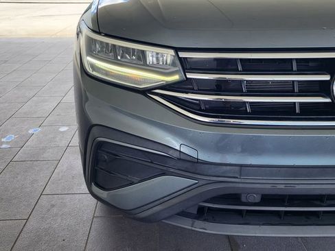 Used 2022 Volkswagen Tiguan SE FWD image 3