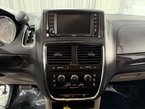 Used 2018 Dodge Grand Caravan SE w/ UConnect Hands-Free Group image 14