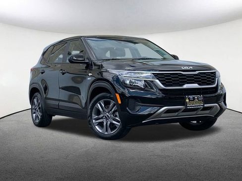 Used 2023 Kia Seltos LX image 2