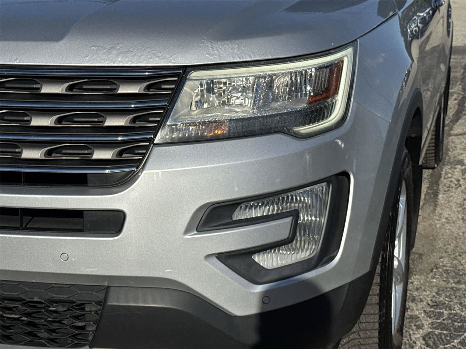 Used 2017 Ford Explorer XLT w/ Equipment Group 202A AWD/4WD image 9