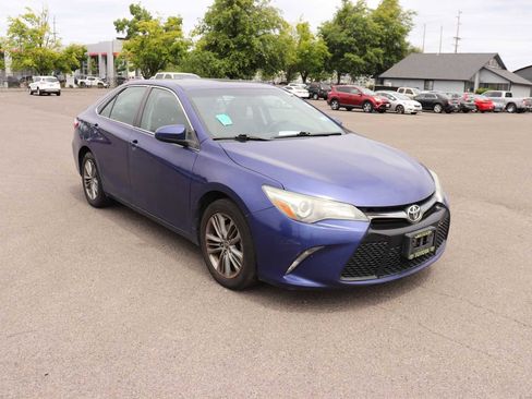 Used 2015 Toyota Camry SE w/ Moonroof Package FWD image 3