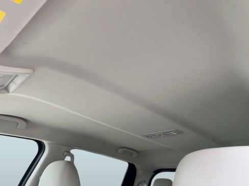 Used 2023 Nissan Titan SV w/ SV Convenience Package image 16