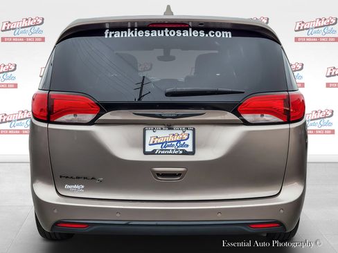 Used 2018 Chrysler Pacifica Touring Plus image 4