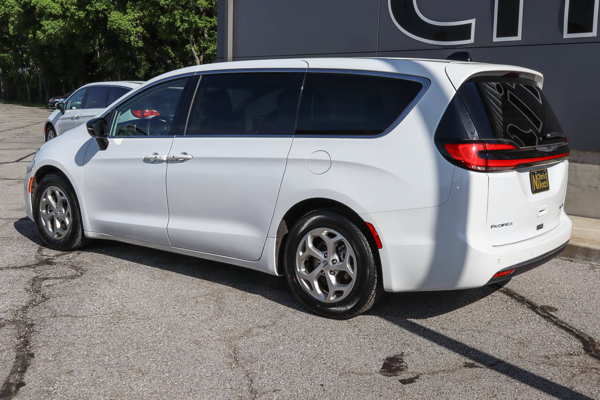 Used 2024 Chrysler Pacifica Limited FWD image 6
