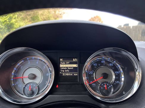 Used 2015 Chrysler Town & Country Touring w/ Driver Convenience Group image 19