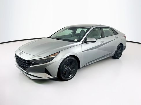 Used 2021 Hyundai Elantra SEL FWD image 3