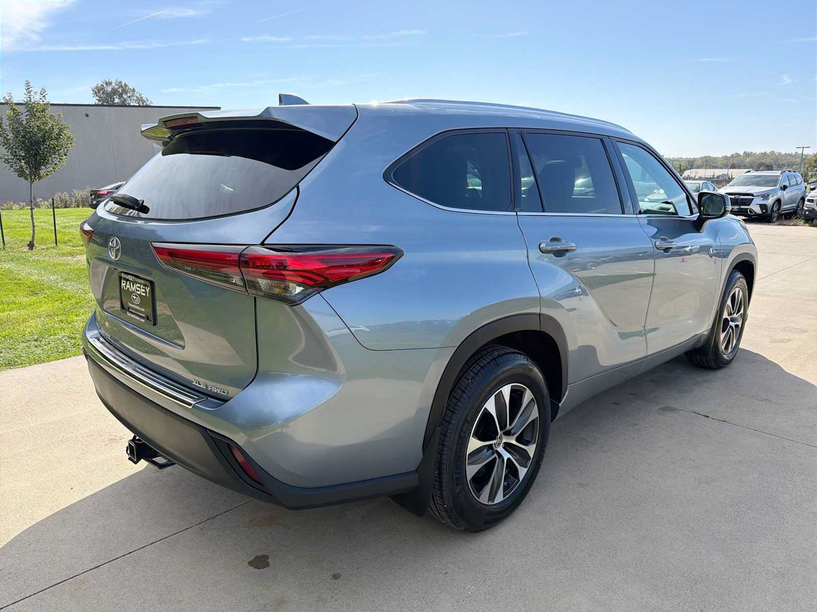 Used 2020 Toyota Highlander XLE AWD/4WD image 6