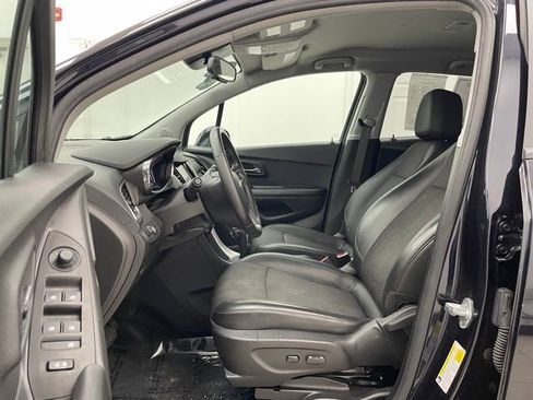 Used 2022 Chevrolet Trax LT w/ LT Convenience Package AWD/4WD image 9