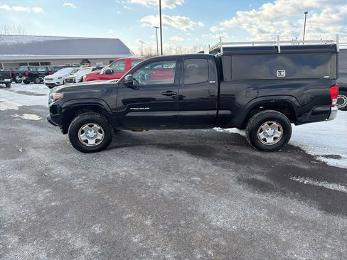 Used 2016 Toyota Tacoma SR5 w/ Towing Package image 5