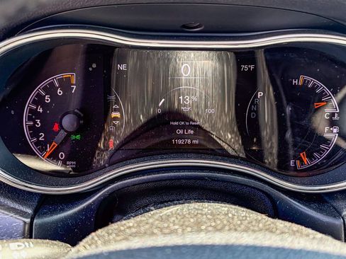 Used 2017 Jeep Grand Cherokee Altitude AWD/4WD image 10