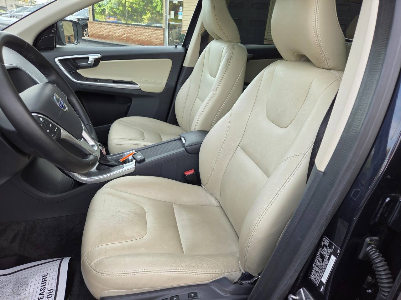 Used 2016 Volvo XC60 T6 Platinum w/ Climate Package AWD/4WD image 9