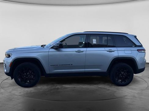 Used 2024 Jeep Grand Cherokee Altitude AWD/4WD image 8