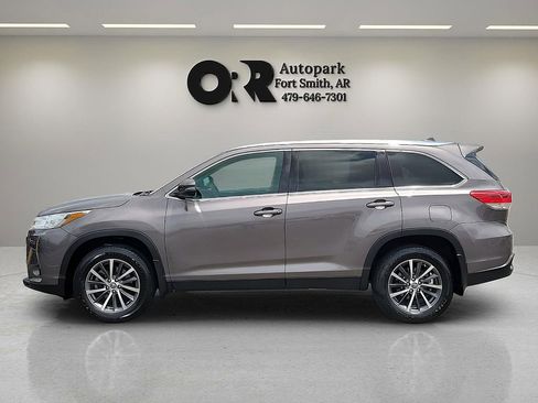 Used 2019 Toyota Highlander XLE FWD image 3