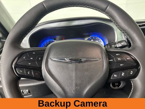 Used 2025 Chrysler Pacifica Limited image 12