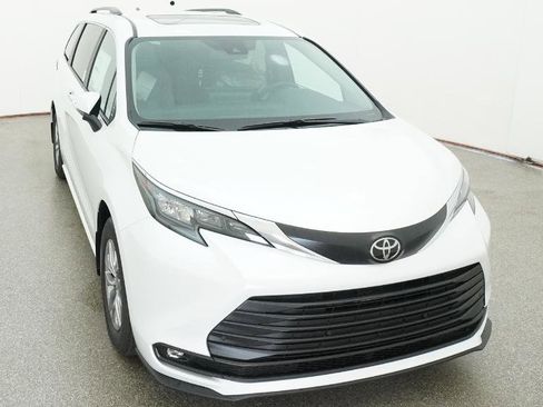 New 2026 Toyota Sienna XLE FWD image 17