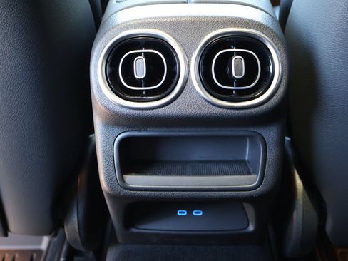 Used 2024 Mercedes-Benz GLC 300 4MATIC image 23