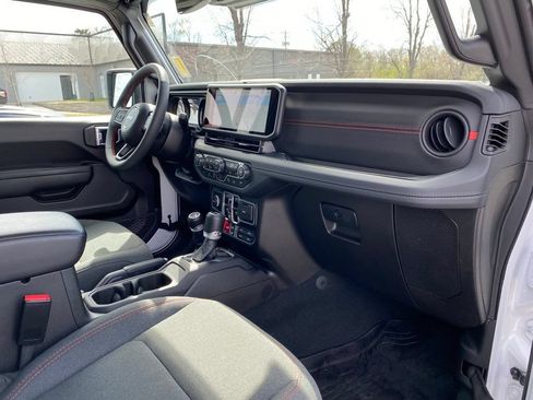 Used 2024 Jeep Gladiator Rubicon w/ Technology Group AWD/4WD image 39