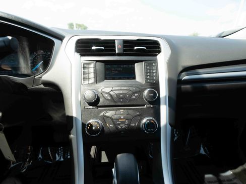 Used 2014 Ford Fusion SE FWD image 17