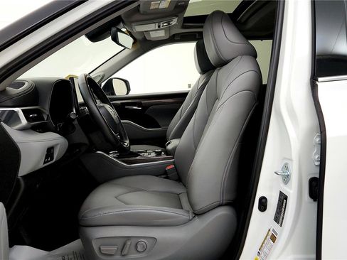 Used 2023 Toyota Highlander Limited image 38