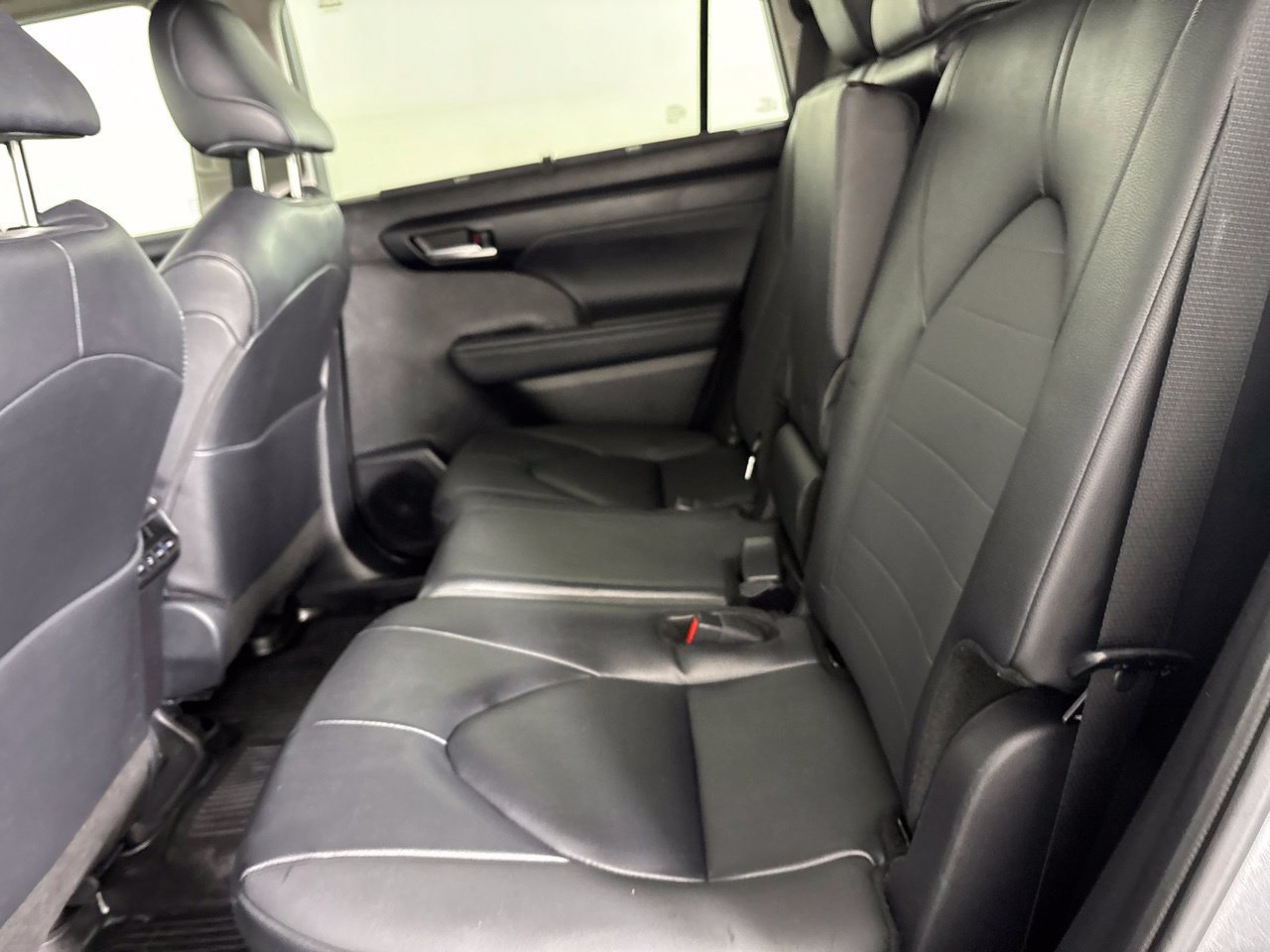 Used 2025 Toyota Highlander XLE FWD image 24