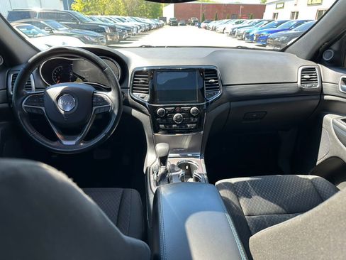 Used 2019 Jeep Grand Cherokee Laredo AWD/4WD image 12
